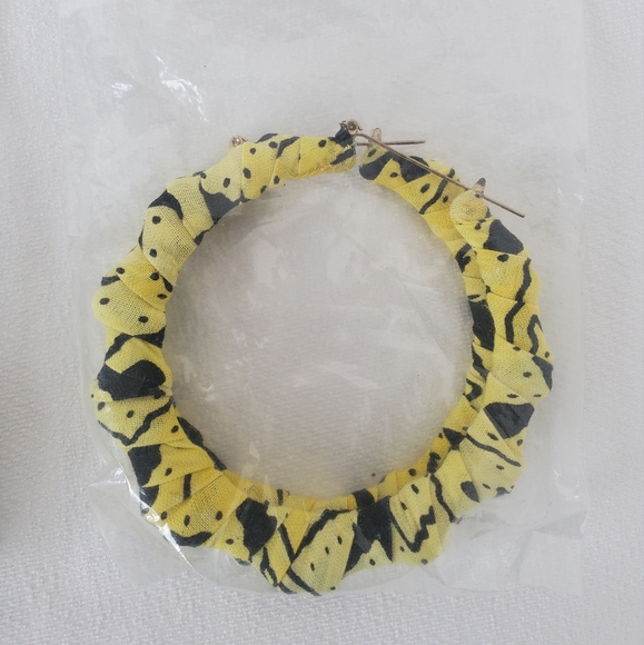 Two Earring Bundle - Picture 5 of 14